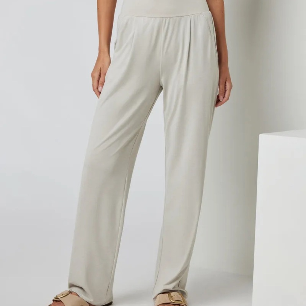 Vuori Women's Lux At Ease Straight Leg Pants in Suede Heather
